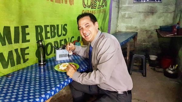 Wah, Ari Wibowo Ternyata Doyan Makan di Warung Pinggir Jalan!