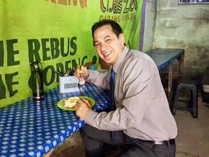 Wah, Ari Wibowo Ternyata Doyan Makan di Warung Pinggir Jalan!