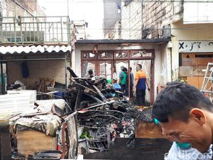 Warga Bersihkan Sisa Kebakaran yang Hanguskan 10 RT di Tamansari