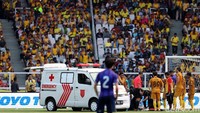Tak lama setelah gol tersebut, Awan Seto harus ditarik keluar setelah bertabrakan dengan pemain lawan. Kiper Bhayangkara FC tersebut sempat mendapat perawatan hampir 10 menit di dalam lapangan sebelum di bawa ke ambulans dan digantikan oleh Fauzal Mubaraq.