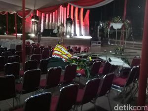 Hujan Angin, Karangan Bunga Peringatan HUT PDIP di Cikini Ambruk Hujan Angin, Karangan Bunga Peringatan HUT PDIP di Cikini Ambruk