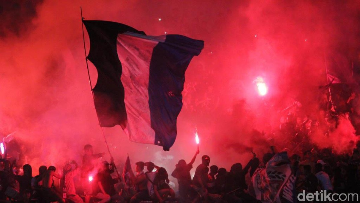 Flare saat Persib kalah 0-1 dari PSM di Piala Presiden 2018 (Foto: Wisma Putra)