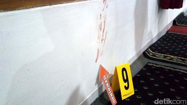 Foto: Bercak Darah di TKP KH Umar Basri Dianiaya