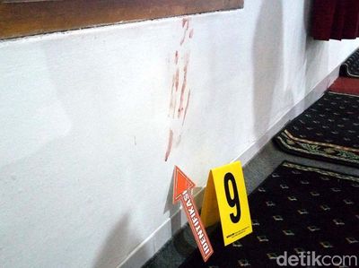 Foto: Bercak Darah di TKP KH Umar Basri Dianiaya