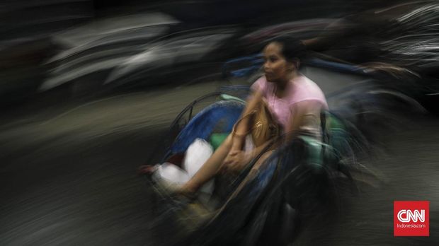 Becak melintas di kawasan Tanah Merah, Jakarta, beberapa waktu lalu.