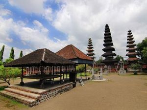 Pura Meru yang Terbesar dan Tertua di Lombok