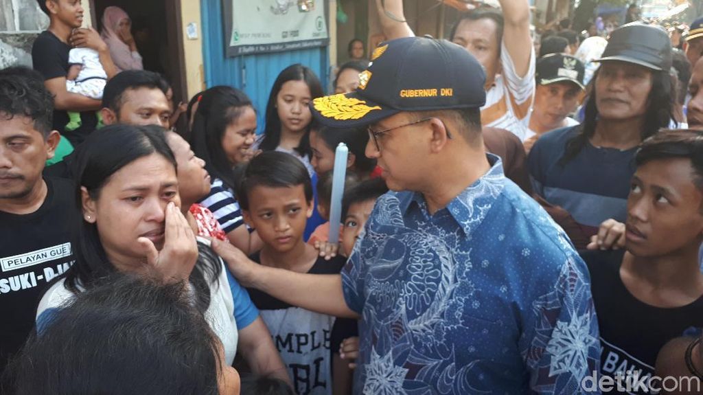 Potret Anies Temui Warga di Tengah Puing-puing Kebakaran Potret Anies Temui Warga di Tengah Puing-puing Kebakaran