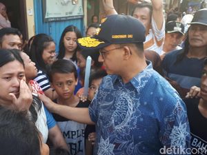 Potret Anies Temui Warga di Tengah Puing-puing Kebakaran