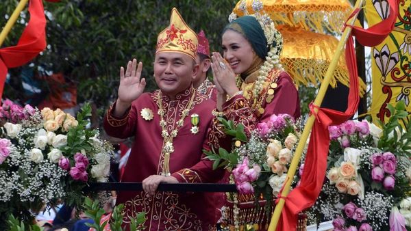 Melihat Lagi Kirab Budaya Nikahan Gubernur Kalteng & Istrinya yang Cantik