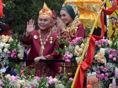 Melihat Lagi Kirab Budaya Nikahan Gubernur Kalteng & Istrinya yang Cantik