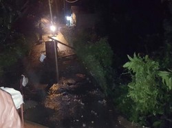 Penyangga Jembatan Penghubung 5 Desa di Bondowoso Longsor