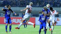 Beberapa pemain Persib dan PSM berebut bola. Dalam pertandingan ini, gol semata wayang dalam laga itu dibuat Bruce Djite.