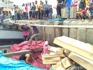 Polisi Buru Pemilik Kapal Angkut Bawang Ilegal, Dua ABK Ditahan Polisi Buru Pemilik Kapal Angkut Bawang Ilegal, Dua ABK Ditahan