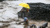 Foto: Aksi Nekat Warga Filipina Seberangi Banjir Lahar Dingin