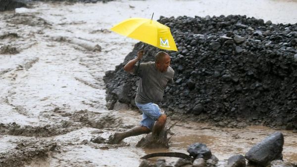 Foto: Aksi Nekat Warga Filipina Seberangi Banjir Lahar Dingin