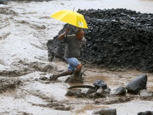 Foto: Aksi Nekat Warga Filipina Seberangi Banjir Lahar Dingin