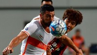 Penyerang Italia, Graziano Pelle, bermain untuk Shandong Luneng. Gajinya di sana juga 290 ribu euro tiap pekan. (Foto: JUNG YEON-JE/AFP)