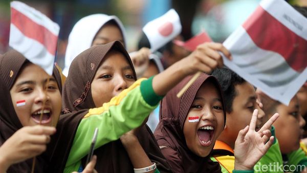 Keceriaan Pelajar Probolinggo Saat Melepas Pebalap TdI