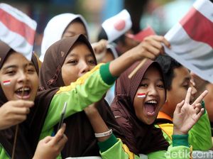 Keceriaan Pelajar Probolinggo Saat Melepas Pebalap TdI