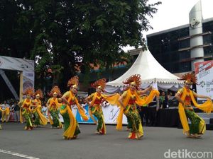 Tari Ganjar Gandrung Lepas Pebalap Etape Ketiga Tour de Indonesia