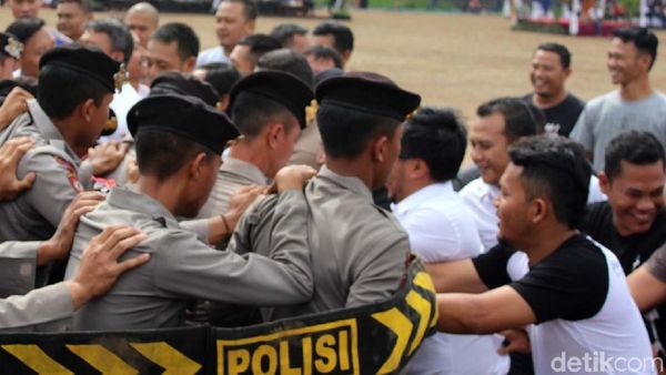 Saat TNI-Polri Belajar Menangani Kerusuhan di KPUD Garut