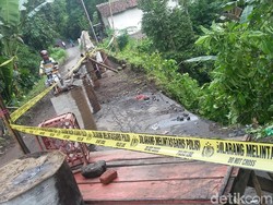 Penyangga Jembatan di Bondowoso Longsor, Ini yang Dilakukan Warga