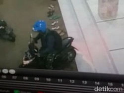 Terekam CCTV, Pria Berseragam TNI Curi Motor di Depan Masjid