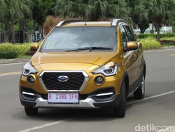 Emak-emak Coba Datsun CROSS, Lebih Catchy