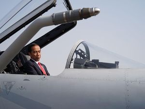 Foto: Aksi Jokowi Naik Jet Tempur JF-17 Thunder di Pakistan