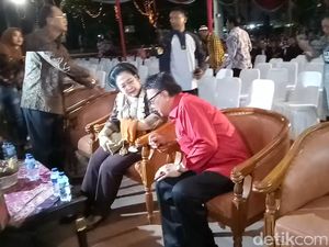 Berbatik Cokelat, Mega Tonton Pagelaran Wayang HUT ke-45 PDIP Berbatik Cokelat, Mega Tonton Pagelaran Wayang HUT ke-45 PDIP