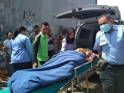 Hidup Sebatang Kara dan Sakit, Tukang Sapu Lansia Dibawa ke RS