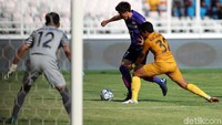 Keunggulan tersebut cuma bertahan selama lima menit. Takefusa Kubo berhasil menyamakan skor menjadi 2-2 setelah bola hasil sepakannya meluncur deras ke dalam gawang Bhayangkara.