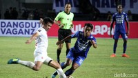 Para pemain PSM Makassar melakukan serangan.