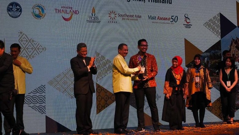 Menpar Arief Yahya mendapatkan penghargaan di ajang Asean Tourism Forum 2018 (dok Kemenpar) Menpar Arief Yahya mendapatkan penghargaan di ajang Asean Tourism Forum 2018 (dok Kemenpar)