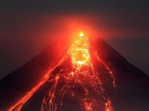 Pemandangan Lelehan Lava Gunung Mayon di Malam Hari