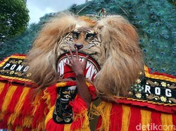 Warga Ponorogo Gelar Pertunjukan Reog di Tengah Sawah