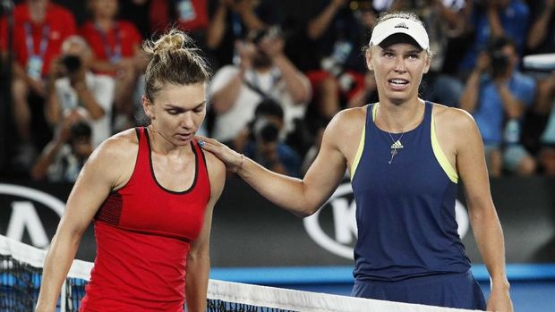 Caroline Wozniacki (kanan) sukses mengalahkan Simona Halep di final Australia Terbuka 2018. (