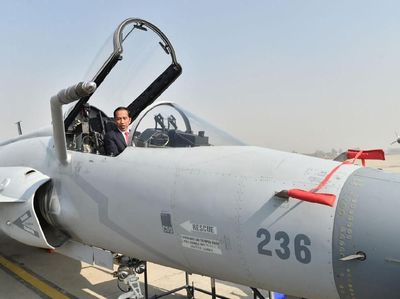 Melihat Aksi Jokowi Naik Jet Tempur, Kapal Perang, hingga Tank