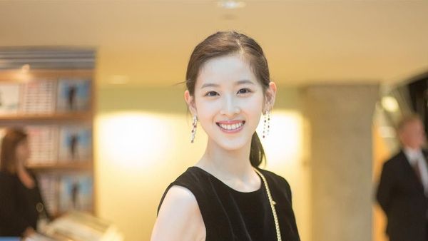 Foto: Cantiknya Miliuner Termuda di China