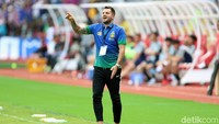 Pelatih Bhayangkara FC memberikan arahannya.