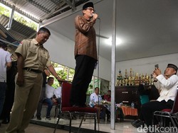 Sapa Warga Kalisari, Sandiaga Berpantun hingga Pidato di Atas Kursi