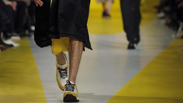 Foto: Pria Perlu Tahu, Ini Tren Sneakers dari Paris Fashion Week