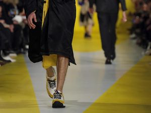 Foto: Pria Perlu Tahu, Ini Tren Sneakers dari Paris Fashion Week