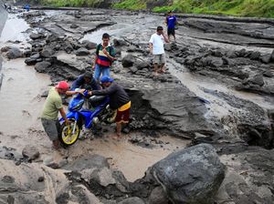 Gunung Mayon Filipina Keluarkan Lahar Dingin