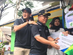 Momen Lucu Sandiaga Pijat Punggung Camat Kebayoran Baru