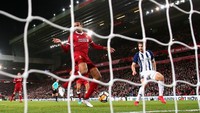 Jelang berakhirnya babak pertama, West Brom malah memperbesar keunggulannya berkat gol bunuh diri Joel Matip. Foto: Alex Livesey/Getty Images