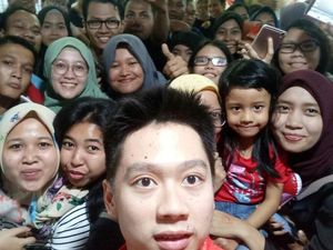 Perjuangan Ibu Hamil dan Putri Empat Tahunnya Temui Kevin/Marcus