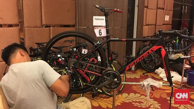 Tim mekanik juga diperbolehkan mengutak-atik sepeda di dalam bike storage atau ruangan khusus.
