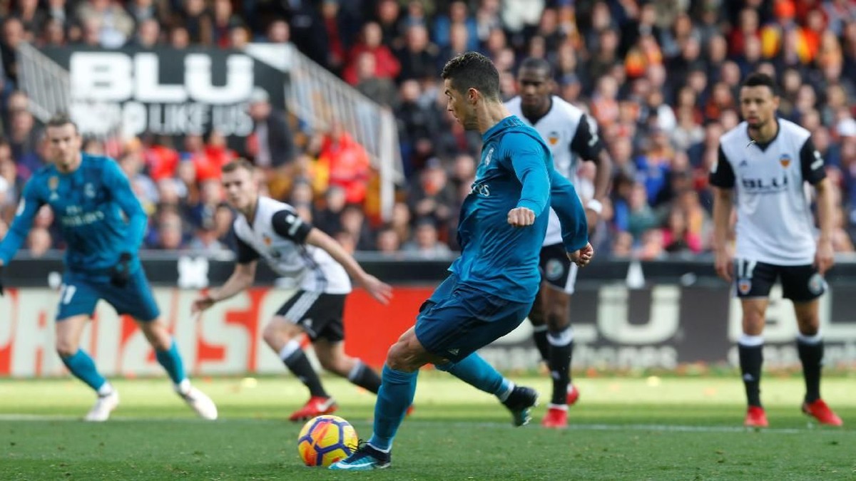 Cristiano Ronaldo mencetak dua gol dari penalti ke gawang Valencia (Heino Kalis/Reuters)