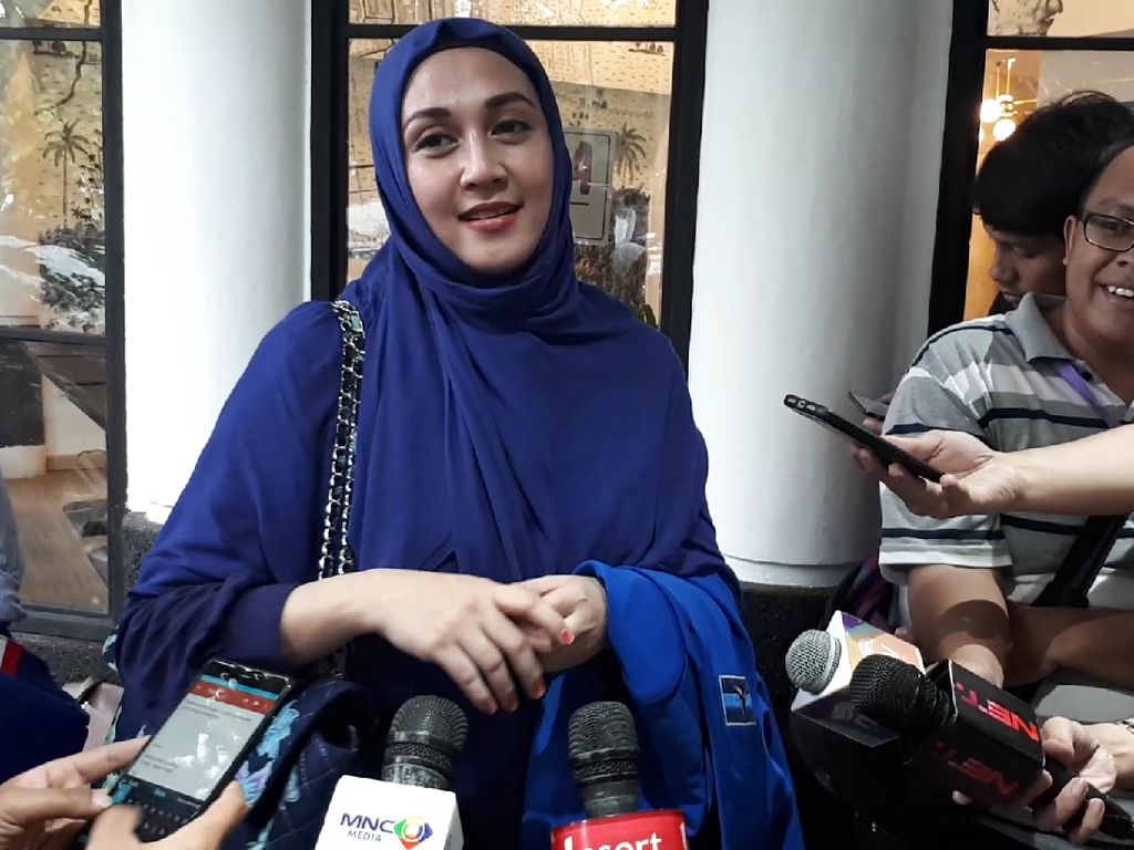 Indikasi Dina Lorenza soal Pernikahannya yang Bermasalah Indikasi Dina Lorenza soal Pernikahannya yang Bermasalah